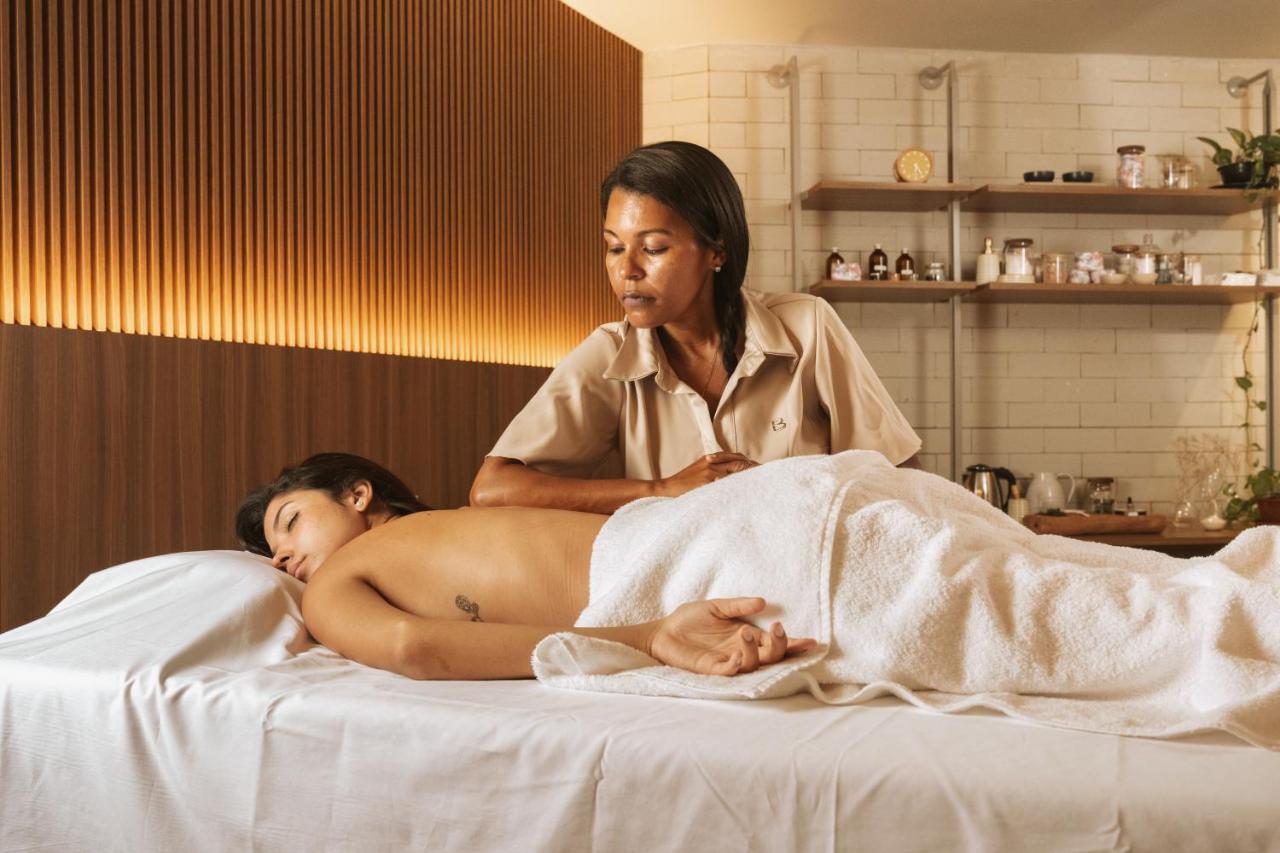 Ba'Ra Hotel Joao Pessoa Exterior photo A massage therapist treating a patient